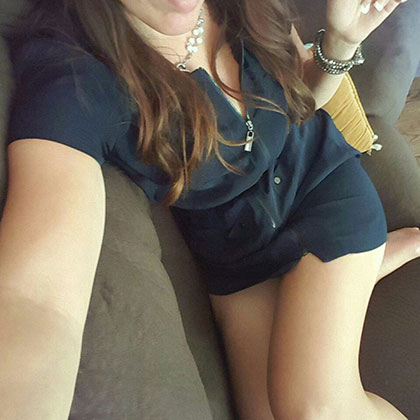 Patricia i en sexig klänning på golvet