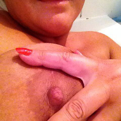 Ann-Christine visar bröstvårtan