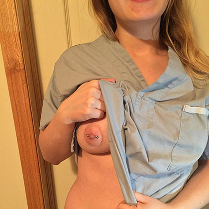 Ulrica visar sin intim piercing i bröstvårtan