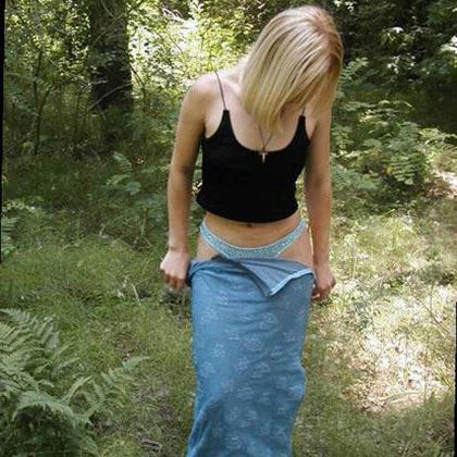 Karin strippar i skogen