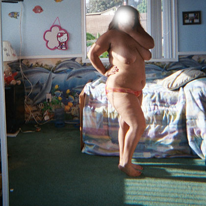 Matilda tar en selfie i sovrummet