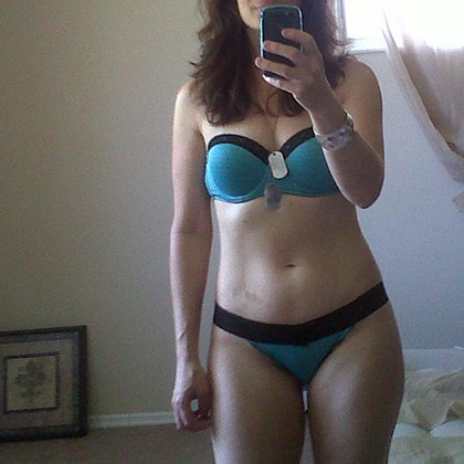 Cassandra i bara trosor och behå tar en selfie