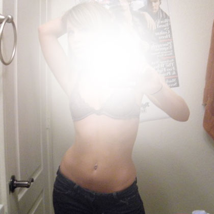 Boel tar ett foto på sin kropp