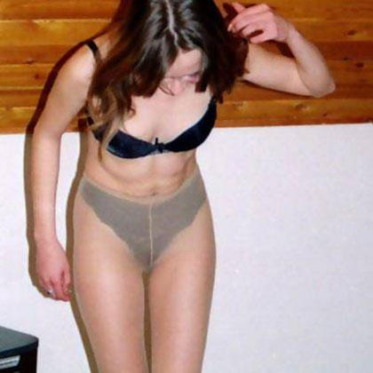 Sally i underkläder och strumpbyxor