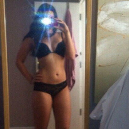 Sabine tar en selfie på sin vakra kropp