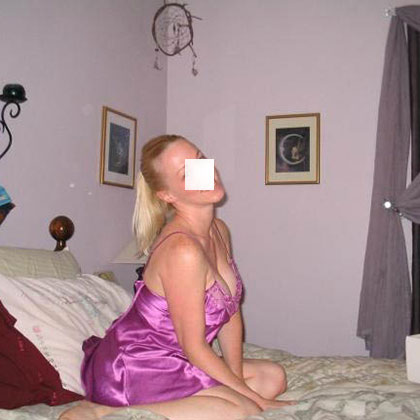 Diana i sexigt nattlinne på sängen