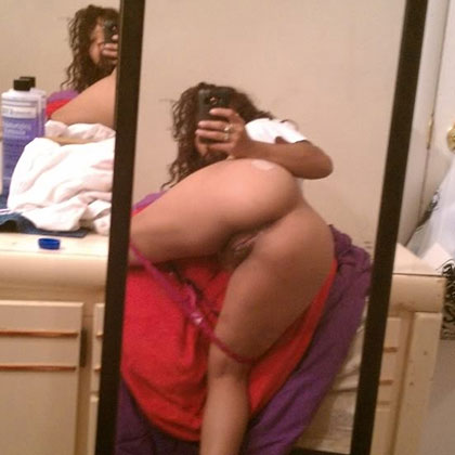 Evelyn Tar ett foto på sin rumpa och fitta