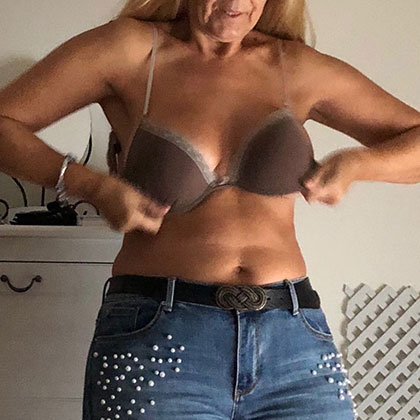 Dagny visar sin äldre fina kropp