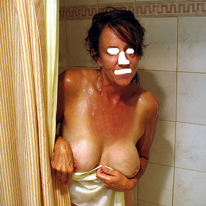 Boel i duschen visar sina fina hängbröst